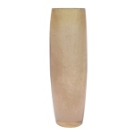 Vaso em vidro artístico de Murano de cor bege, realçado por pó de ouro. Bojo de formato cilíndrico alongado, suavemente abaulado ao centro e base plana para suporte estável. 40 x 10 cm.