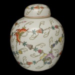 Potiche em porcelana chinesa branca com decoração floral tradicional. Corpo bojudo e arredondado acompanhado de uma tampa removível que segue o mesmo padrão decorativo da base. 20 x 16 cm.