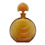 Garrafa licoreira ou frasco de perfume vintage em vidro âmbar. O design arredondado com relevos circulares concêntricos e uma tampa geométrica com recorte superior é característico de frascos de licor. Lascado na parte interna da tampa. 24 x 15 x 6 cm.