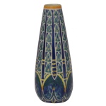 E. CARDES, France - Vaso solifleur francês, em cerâmica esmaltada e pintada a mão, predominando as cores azul. Gargalo estreito, feita especificamente para acomodar e destacar uma única flor com grafismos geométricos e base detalhada em tons escuros e dourados. 18 x 6 cm.