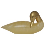 Estatueta retratando a figura de um pato em pedra com cabeça de metal dourado. 10 x 22 x 6 cm. Apresenta restauro colado perto da cabeça  Essas peças são frequentemente categorizadas como arte decorativa às vezes servindo como pesos de papel ou simples decoração.