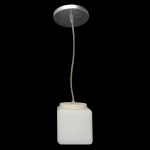 Luminária pendente de teto de vidro leitoso quadrado com um cabo vertical conectado a um difusor retangular ou cilíndrico fosco. O cabo flexível permite regular a distância do teto conforme a necessidade do ambiente. 12 x 11 x 11 cm (só o quadrado). O vidro fosco suaviza a emissão luminosa, reduzindo o ofuscamento visual direta.