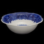 ARÁBIA. Finland  Saladeira em porcelana finlandesa com decoração em estilo blue and White. Formato circular com larga faixa na borda.. 8 x 26 cm.
