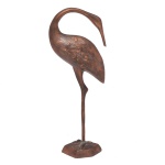 Escultura de garça em cobre com acabamento rosé. Representação minimalista e estilizada de uma ave pernalta em posição de repouso, apoiada sobre uma base facetada sólida.32 x 12 x 6 cm.