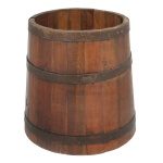 Balde de madeira. com ripas verticais de madeira escura chamadas aduelas unidas sob pressão por aros de metal escuro. Formato cônico, com a base ligeiramente mais larga que a boca. Utilizado antigamente para carregar água, lavar roupas ou armazenar alimentos. 26 x 22 cm.