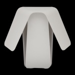 Schätti Leuchten (Suíça)  DRI - Table Lamp Exclusiva luminária de mesa suíça, modelo DRI - Table Lamp, projetada por Jörg Boner em 2009, criada em comemoração aos 75 anos da Schätti Leuchten. A peça é composta por três partes metálicas idênticas que sustentam o abajur trifoliado, unidos por soquete E27 e dois discos metálicos. O nome DRI faz referência tanto ao formato trifoliado quanto aos três irmãos da terceira geração da empresa familiar Schätti. 27 x 16 cm.