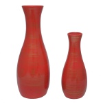 Lote com 2 vasos de cerâmica? vermelha com dourado de design minimalista e moderno. Formato clássico de solifleur com um pescoço estreito e uma base mais larga, ideal para uma única flor ou para uso puramente decorativo. 38 x 12 cm / 27 x 9 cm.