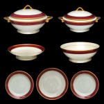 Conjunto para jantar, chá e café de porcelana Limoges constando: 2 sopeiras (18 x 32 cm maior / 13 x 27 cm menor), 4 travessas ovais  (39 x 26 cm maior / 33 x 23 cm média / 2 menores (24 x 13 cm), 3 travessas redonda (32 cm maior / 2 travessas com 30 cm), 1 saladeira (10 x 26 cm), 1 legumeira (6 x 24 cm), 12 pratos fundo (23 cm / 1 com bicado), 28 pratos raso (25 cm) e  11 pratos pra sobremesa (22 cm), bule (21 x 22 cm), molheira (8 x 18 cm) e 1 bule p/ café, 1 bule p/ chá, leiteria (9 x 15 cm). 1 travessa com bicado e borda manchada.