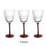 Conjunto de 6 taças para vinho com bojo translucido. Haste reta na cor rubi e base circular. 22 cm.