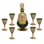 Conjunto de licoreiro com seis cálices veneziano em vidro verde artesanal e refinado.  Detalhes com policromia em dourado. No fundo etiqueta com informações do fabricante: Fabbrica Bomboniere Itarace. Chiaia 227, 1º Piano, Napoli. Itália. 22 cm (licoreiro). 9 cm (taças).