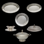 FRACALANZA - Baixela em metal espessurado a prata de manufatura nacional. Constando de 6 peças, sendo: 2 bandejas ovais (51 x 32 cm / 41 x 28 cm), 1 bandeja redonda (36 cm), 1 sopeira (19 x 34 cm), 1 molheira (11 x 25 x 17 cm), 1 tampa de legumeira com alça, que se transforma em travessa funda (8 x 26 x 18 cm).