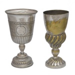 Lote constando de 2 taças em metal prateado. 26 x 14 cm e 26 x 11 cm. Apresenta desgaste natural devido ao tempo e uso.