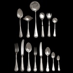 FRACALANZA - Faqueiro em metal espessurado a prata de manufatura nacional, Fracalanza. Constando de 101 peças, sendo: 12 garfos p/ carne, 12 facas p/ carne, 12 colheres p/ sopa, 12 garfos p/ sobremesa, 12 facas p/sobremesa, 12 colheres p/ sobremesa, 12 colheres p/ chá, 11 colheres p/café e 6 peças para servir.