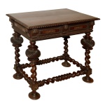 Mesa estilo manuelino em madeira nobre com tampo retangular liso e saliente, bordado por ondas inclinadas. Saia reta e almofadada, ornada por tremidos e adornos vegetais, apresentando par de gavetas alinhadas. Pernas vigorosamente torneadas em espiral, realçadas por volumosas esferas esculpidas com movimentados gomos e reunidas à base, em pares, por traves de mesmo estilo. Pés circulares largos e baixos. Séc. XIX. 80 x 84 x 54 cm.