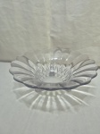 Linda fruteira, centro de mesa em vidro ricamente moldado. Medindo 27,5cm x 10cm de altura. Com bicado no pé.