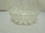 Linda fruteira bowl em vidro fosco moldado. Medindo 26cm x 24cm x 10cm de altura.