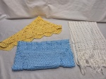 Lote de 3 caminhos de mesa em crochê, diferentes tamanhos e modelos. Medindo o azul 150cm x 40cm. Peças com marcas de guardado.