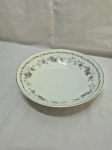 Travessa redonda funda em porcelana decorada com flores. Medindo 21,5cm x 5cm de altura.