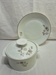 Sopeira e prato de bolo em porcelana Renner Medaillon floral com friso ouro. Medidas: 30cm de diâmetro x 21cm x 10cm de altura. Estado: Com desgaste no friso.