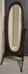 Espelho oval giratório com pés e moldura de madeira com acabamento em cerejeira. Medidas: Espelho 120cm x 42cm. Armadura 60cm x 143cm de altura total.