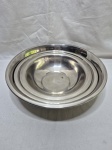 Jogo de 3 travessas redondas funda em aço inox. Medindo o maior 34cm x 9,5cm de altura.