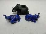 Lote de 3 enfeites de elefantes em porcelana e ferro. Medindo o maior 6cm de altura.
