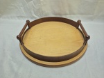 Bandeja redonda em madeira com borda avarandada. Medidas: 34,5cm x 7cm de altura.