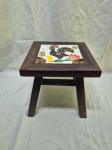 Banco, banqueta quadrado em madeira escura com azulejo no assento. Medindo 23cm x 23cm x 23cm de altura. Necessita trocar o azulejo.