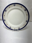 Lindo prato decorativo em porcelana Bleu de Roy england, com barra decorada em azul cobalto. Medindo 28cm de diâmetro. Com desgaste.