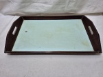 Bandeja retangular em madeira com fundo branco. Medindo 37cm x 29,5cm.