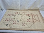 Tapete, passadeira arraiolo em tons bege. Medidas: 186cm x 58cm. Estado: Peças com marcas de guardado e de uso.