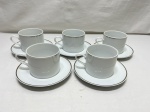 Jogo de 5 xícaras de chá em porcelana Schmidt com friso prata. Medindo 8cm x 6cm de altura.