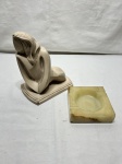 Lote de cinzeiro em alabastro e escultura em gesso pintado. Medindo a escultura 18cm de altura. Cinzeiro com pequeno bicado.