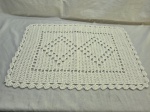 Tapete, passadeira em crochê trabalhado a mão. Medindo 68cm x 45cm. Peças com marcas de guardado.