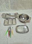 Lote de manteigueira sem tampa, petisqueiras, bowls, etc Peças em aço inox. Medindo o bowl 12,5cm x 5,5cm de altura.