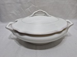 Sopeira, legumeira oval em porcelana portuguesa Vista Alegre com friso ouro. Medindo 26cm x 18cm x 10cm de altura. Com desgaste na douração.