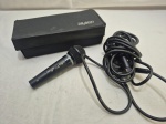 Microfone dinâmico LeSon modelo SM-58BK, fabricado no Brasil, corpo metálico preto com chave liga/desliga, grade metálica esférica e cabo original incluso, acompanhado de estojo rígido original da marca, peça de boa qualidade sonora e design clássico inspirado em modelos profissionais, ideal para uso musical, gravações ou coleção vintage. Não testado.