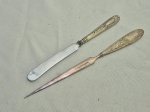 Lote de faca de fruta e abre cartas com pega em prata de lei. Medidas: 20cm de comprimento (o maior) Pesando o conjunto 46 gramas.