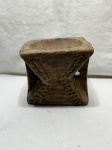 VINTAGE. Castiçal de Madeira entalhada. Medidas: 19cm x 19cm x 18,5cm de altura.