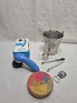 Lote diverso, composto de balde de gelo em aço inox, pinça de gelo, dosador, etc. Medindo o balde 14cm x 15cm de altura, necessita de reparos na alça;