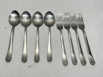 Jogo de 8 talheres de sobremesa em aço inox Wolff. Medindo 4 garfos 19cm de comprimento e 4 colheres 18,5cm de comprimento.