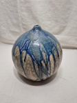 Vaso decorativo bojudo em cerâmica vitrificada. Medidas: 18cm de bojo x 20cm de altura.