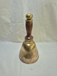 INTAGE. Coqueteleira naval na forma de sino em bronze com pega em madeira. Medidas: 14,5cm de base x 28cm de altura.