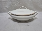 Sopeira, legumeira oval em porcelana portuguesa Vista Alegre com friso ouro. Medidas: 22cm x 15cm x 8cm de altura. Estado: Com desgaste na douração.