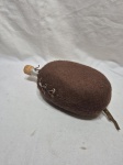 Antigo cantil em alumínio com capa em tecido. Medindo 26,5cm de comprimento.