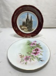 Lote de 2 pratos decorativos em porcelana. Medindo o maior 25cm de diâmetro. Com desgaste.