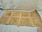 Xairel, manta de vaquejada em couro. Medidas: 78cm x 36,5cm.