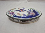 Raridade - Caixa oval para jóias em porcelana de Limoges, assinada, criada em 1966 pelo famoso Le Tallec em Paris, França. Excelente estado confome ilustra as imagens. Este padrão chama-se Bayeux e é uma interpretação de um dos padrões mais famosos da Manufacture de Bayeux. Medindo 21cm x 11cm x 4cm de altura.