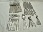 Faqueiro 43 talheres em aço inox Hercules. Composto de 14 garfos de mesa, 6 facas de mesa (1 com pequeno defeito), 10 garfos de sobremesa, 2 colheres de sopa, 6 colheres de chá e 5 colheres de café.