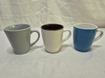 Lote de 3 canecas em porcelana colorida. Medindo 10cm de altura.